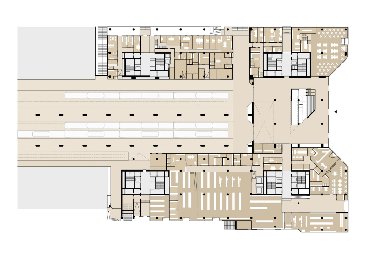 Floor plan of a large railway station with multiple platforms, tracks, and surrounding concourses and facilities.