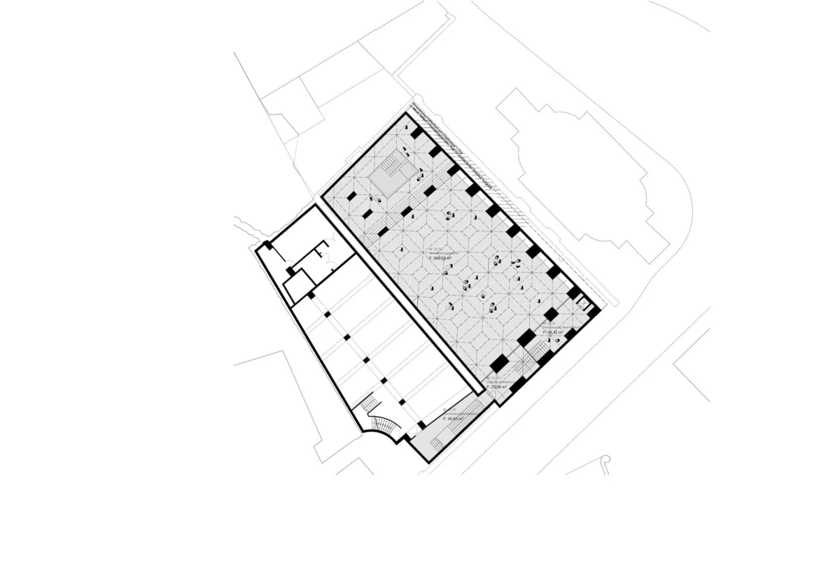 Architectural floor plan: large rectangular hall with column grid, adjacent wing with rooms, curved entrance at bottom, site boundaries.